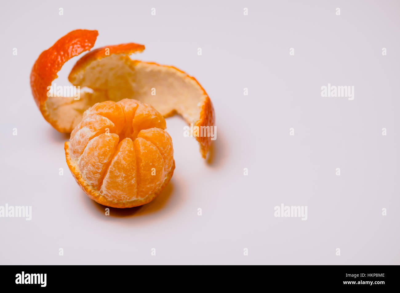 Un unico intero fresco clementina isolato su sfondo bianco con spazio per testo o copiare. Foto Stock