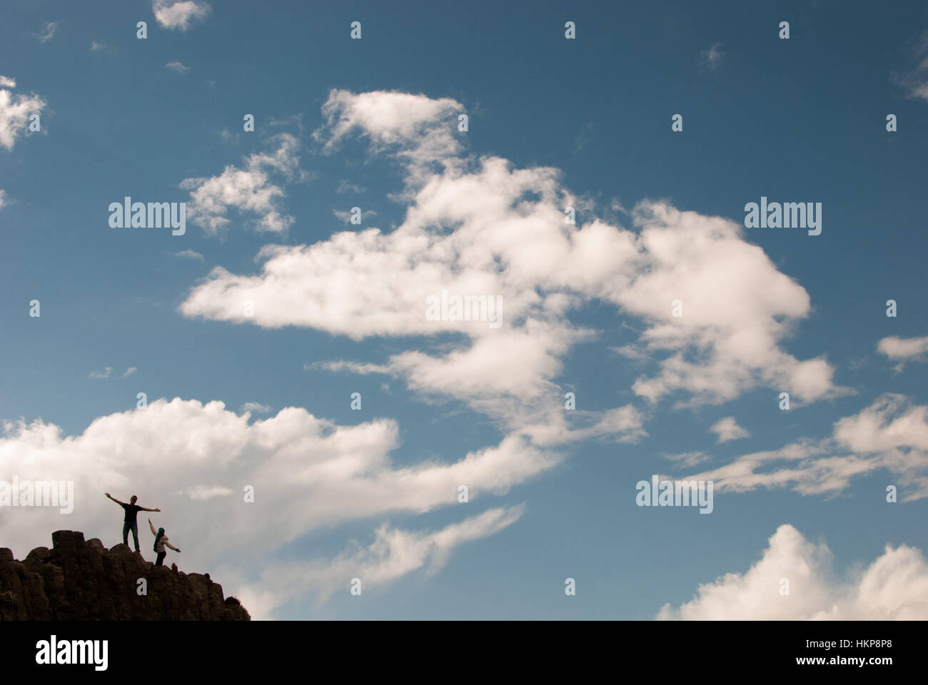 Persone su per la montagna Foto Stock