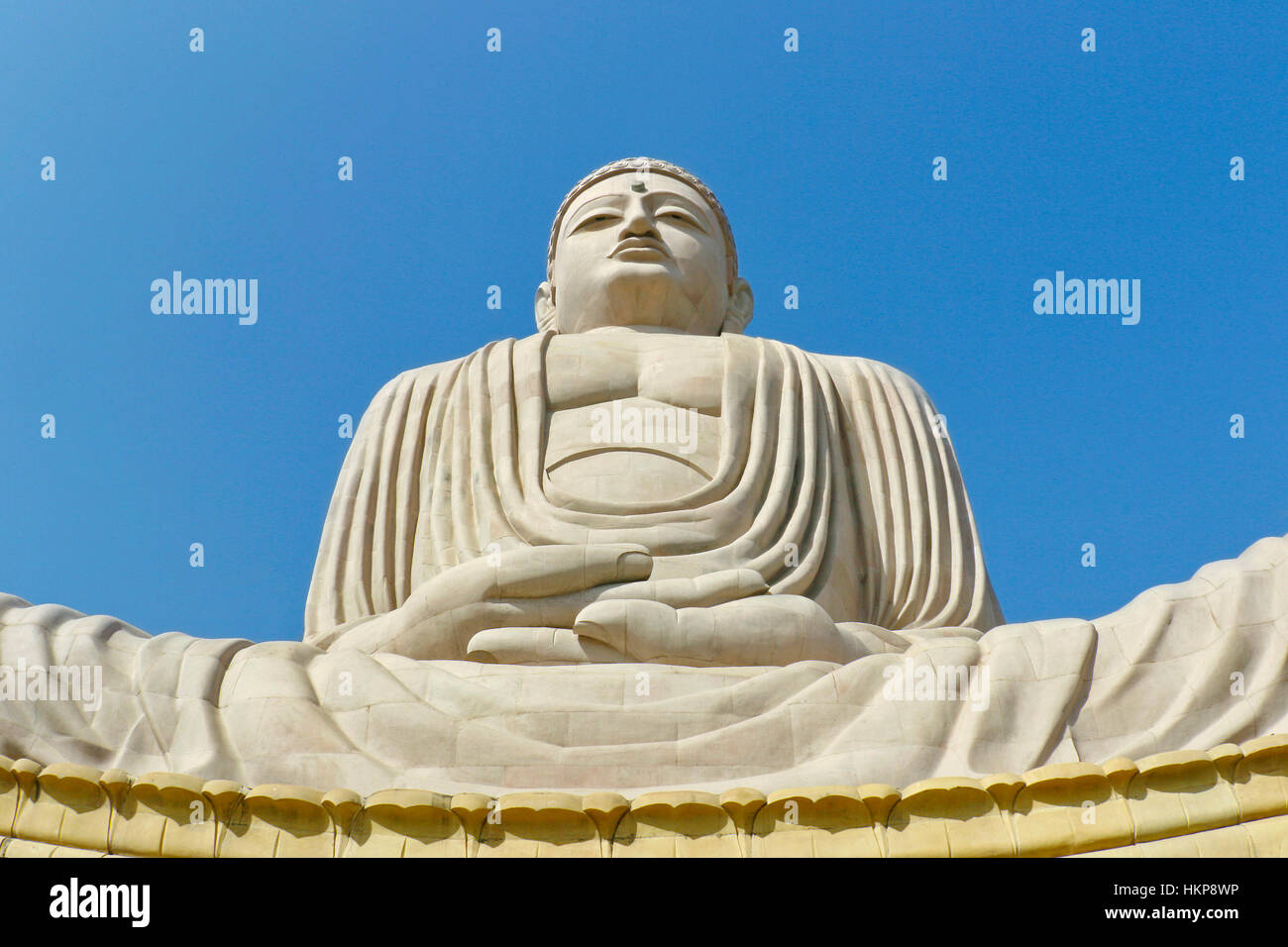 Grande statua del Buddha bianco seduto su lotus India Bodhgaya, worm vista degli occhi blu sullo sfondo del cielo Foto Stock