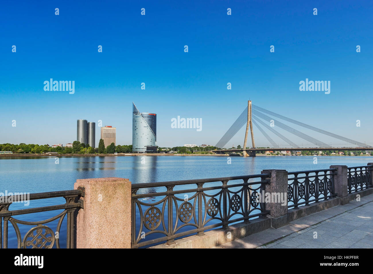 Vista sul fiume Dvina occidentale (Daugava) al ponte Vansu e l isola di Kipsala, Riga, Lettonia, Paesi Baltici, Europa Foto Stock