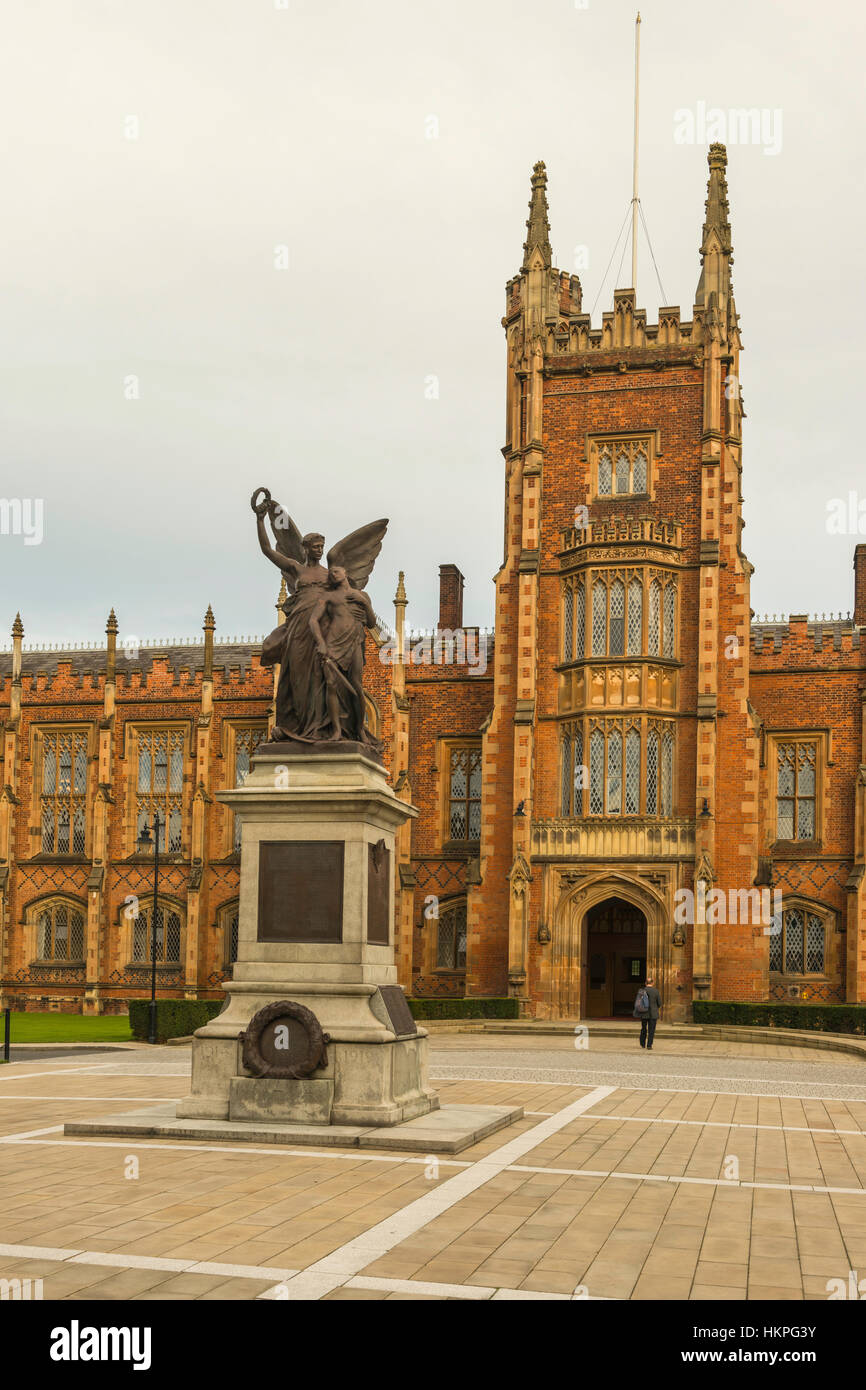 L'edificio Lanyon della Queen's University di Belfast, noleggiata in 1845, in università Road, Belfast, Irlanda del Nord. Foto Stock