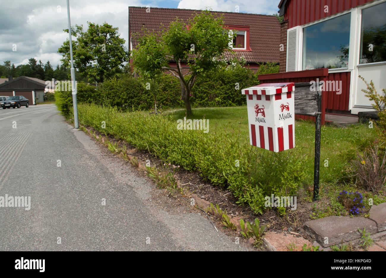 Mailbox dipinta come un latte tetra. Foto Stock