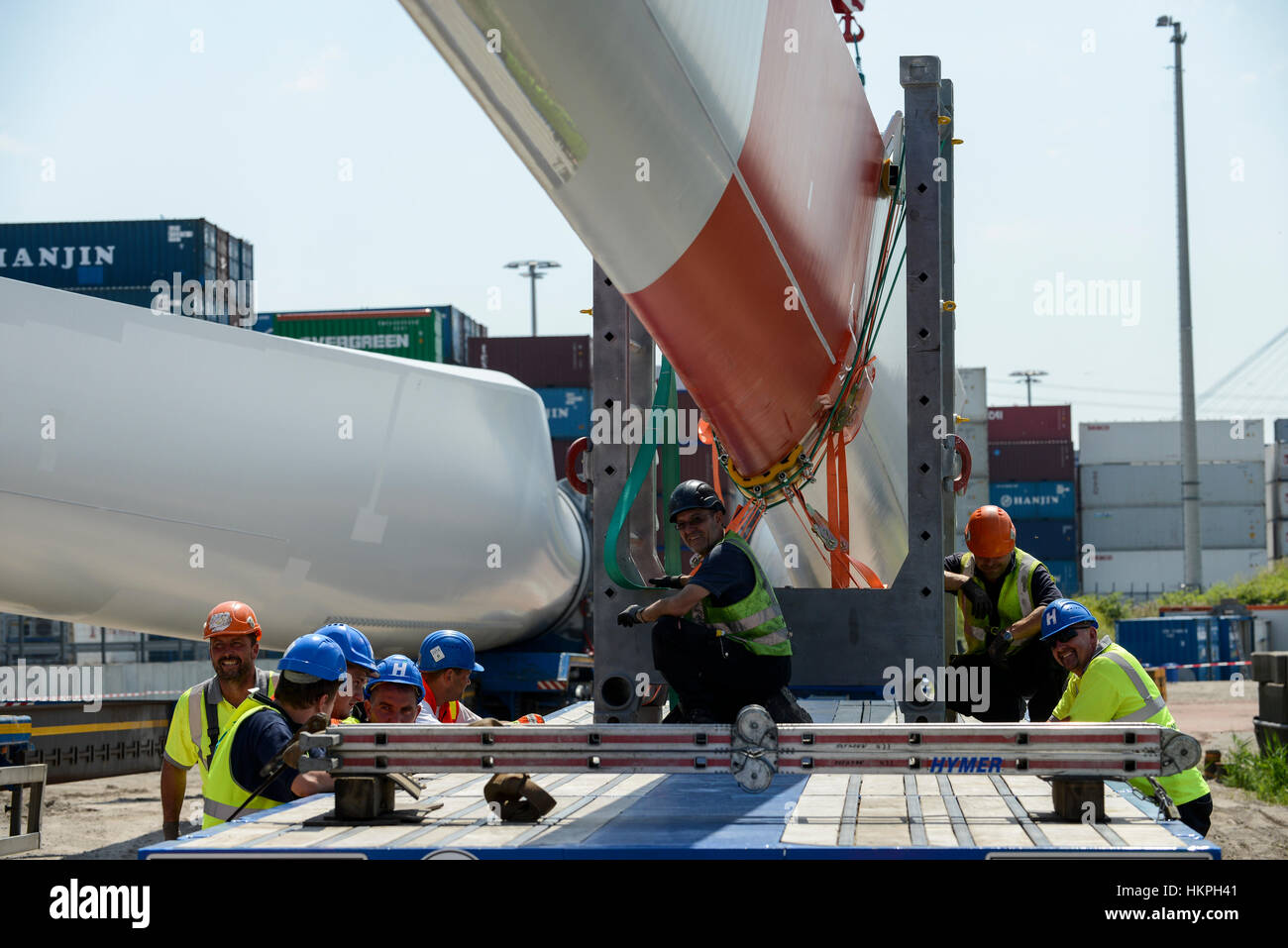 Germania Amburgo, la costruzione di nuovi Nordex turbina eolica a impianto di trattamento di Amburgo Wasser, l'acqua locale fornitore, trasporto di pale di rotore / Deutschland Hamburg, Aufbau einer Windkraftanlage Nordex auf dem Gelaende Klaerwerk Koehlbrandhoeft von Hamburg Wasser, Anlieferung Nordex Rotorblaetter Foto Stock