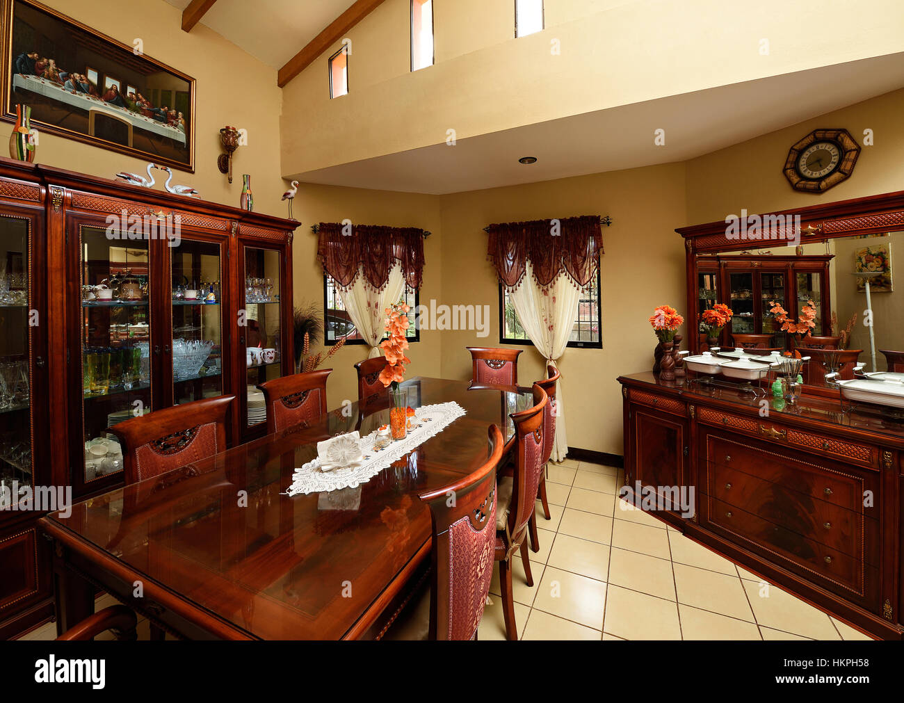 Legno vintage sala da pranzo con soffitto alto Foto Stock
