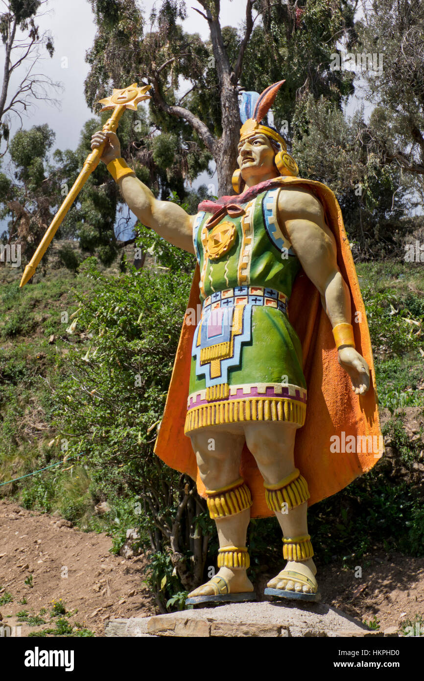 Statua di Atahualpa leader inca sull' isola del sole sul lago Titicaca, Bolivia. America del Sud Foto Stock