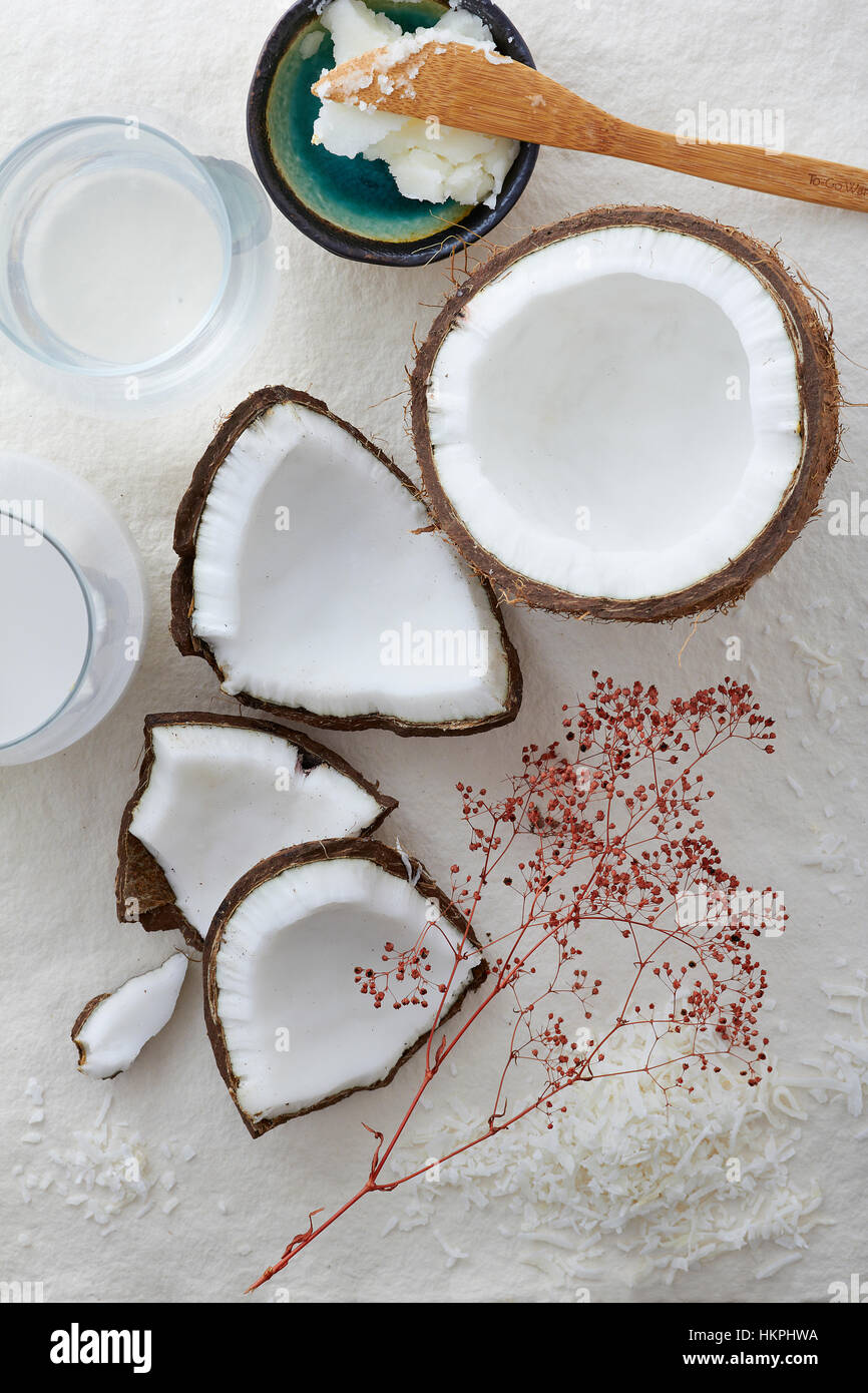 Materie noce di cocco con il latte di cocco, acqua, fiocchi e olio Foto Stock