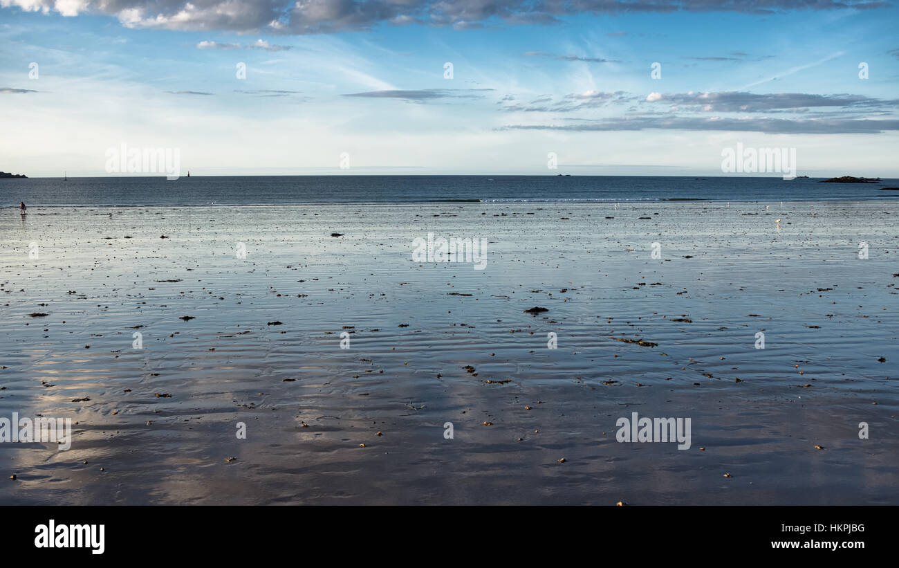 Infinite di sabbia a riva dell Oceano Atlantico a bassa marea in Saint Malo, Francia Foto Stock