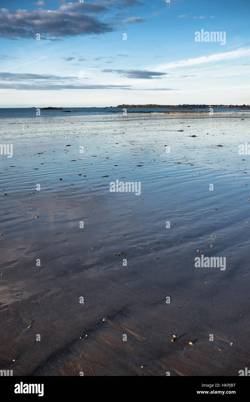 Infinite di sabbia a riva dell Oceano Atlantico a bassa marea in Saint Malo, Francia Foto Stock