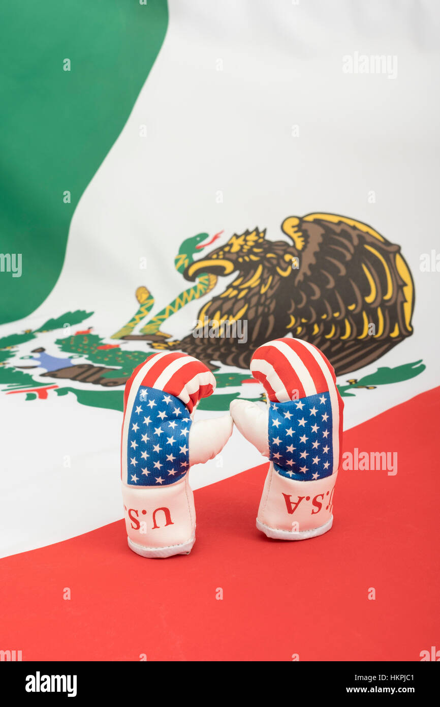 America-Mexico stand-off (Donald Trump) rappresentato dagli STATI UNITI D'AMERICA i guantoni e il messicano bandiera nazionale. Il NAFTA concetto di breakdown. Foto Stock