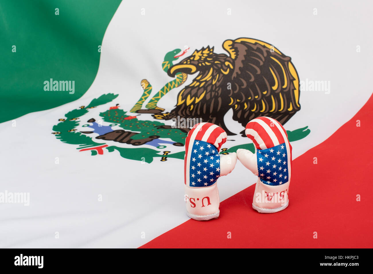 America-Mexico stand-off (Donald Trump) rappresentato dagli STATI UNITI D'AMERICA i guantoni e il messicano bandiera nazionale. Il NAFTA concetto di breakdown. Foto Stock