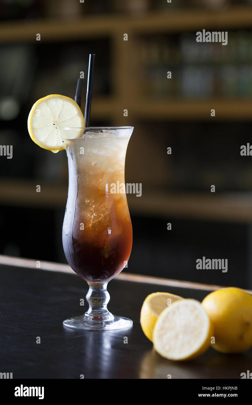 Un long Island Ice Tea su una barra con i limoni. Foto Stock