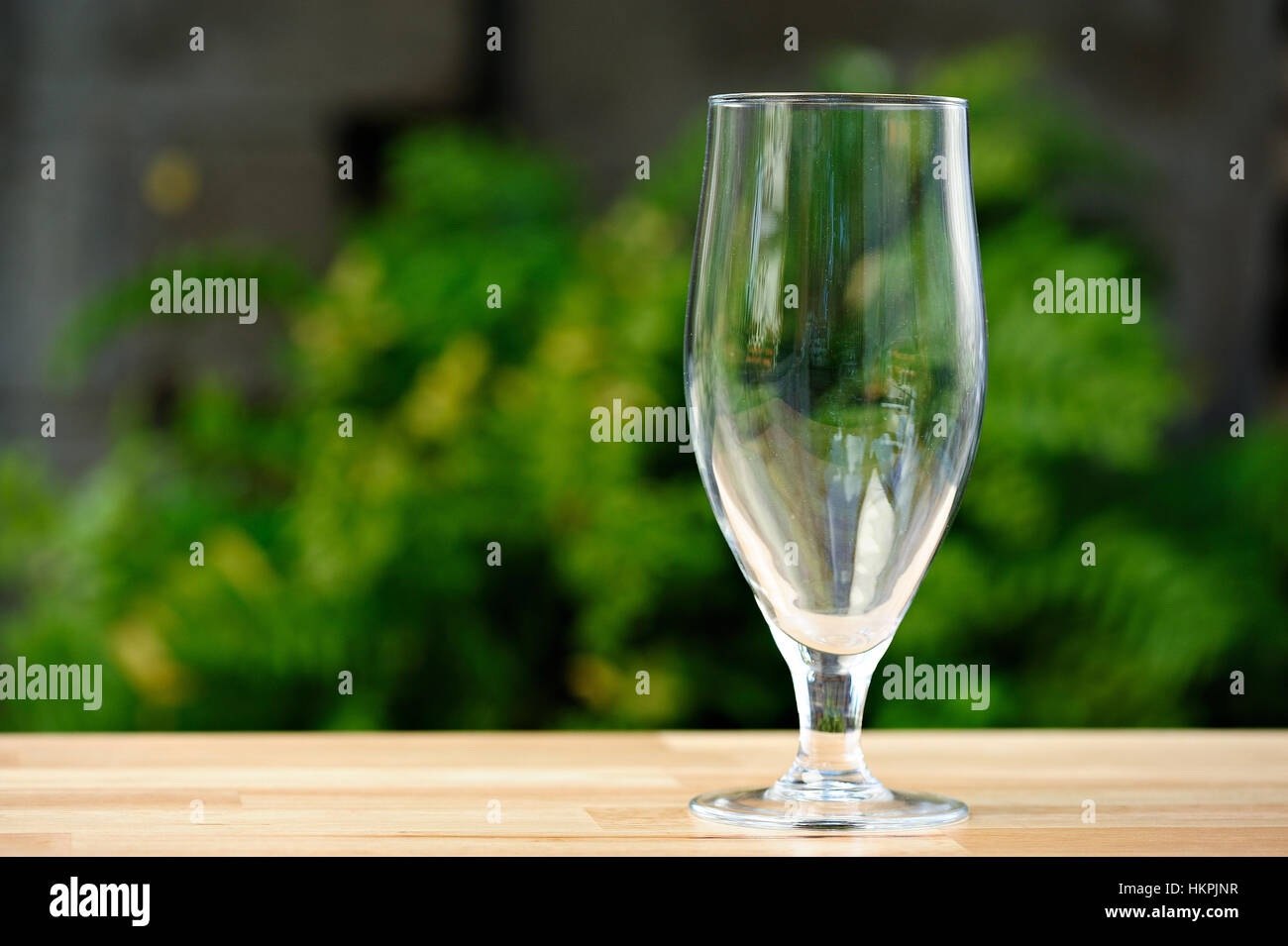 Bicchiere vuoto per gelato sul tavolo sul parco verde di sfondo Foto Stock