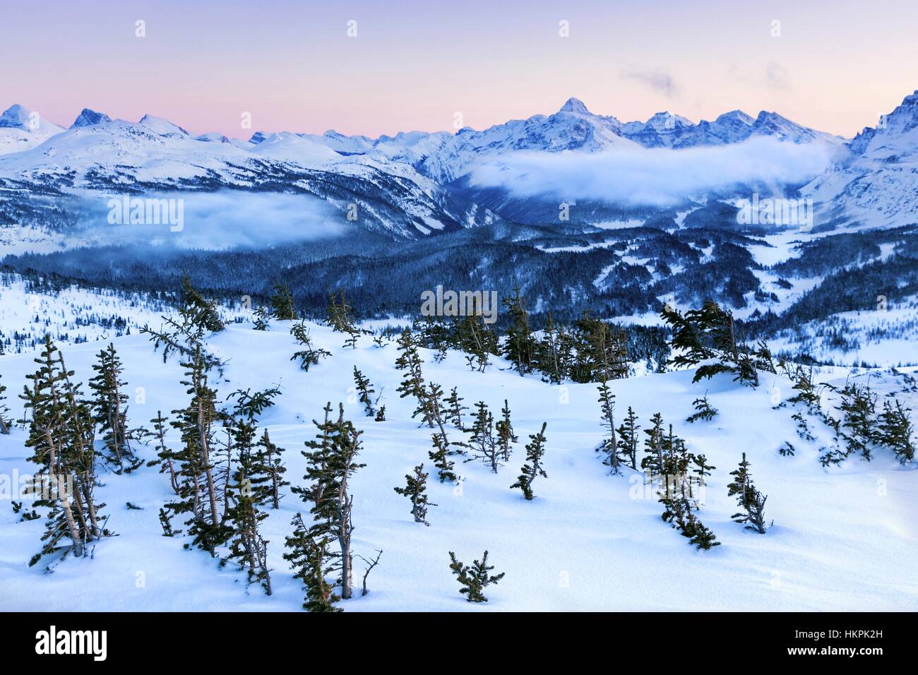 Panorama Inverno Tramonto Paesaggio lontano Continental divide Mountain Peaks Skyline. Racchette da neve e sci al Banff National Park Canadian Rockies Foto Stock