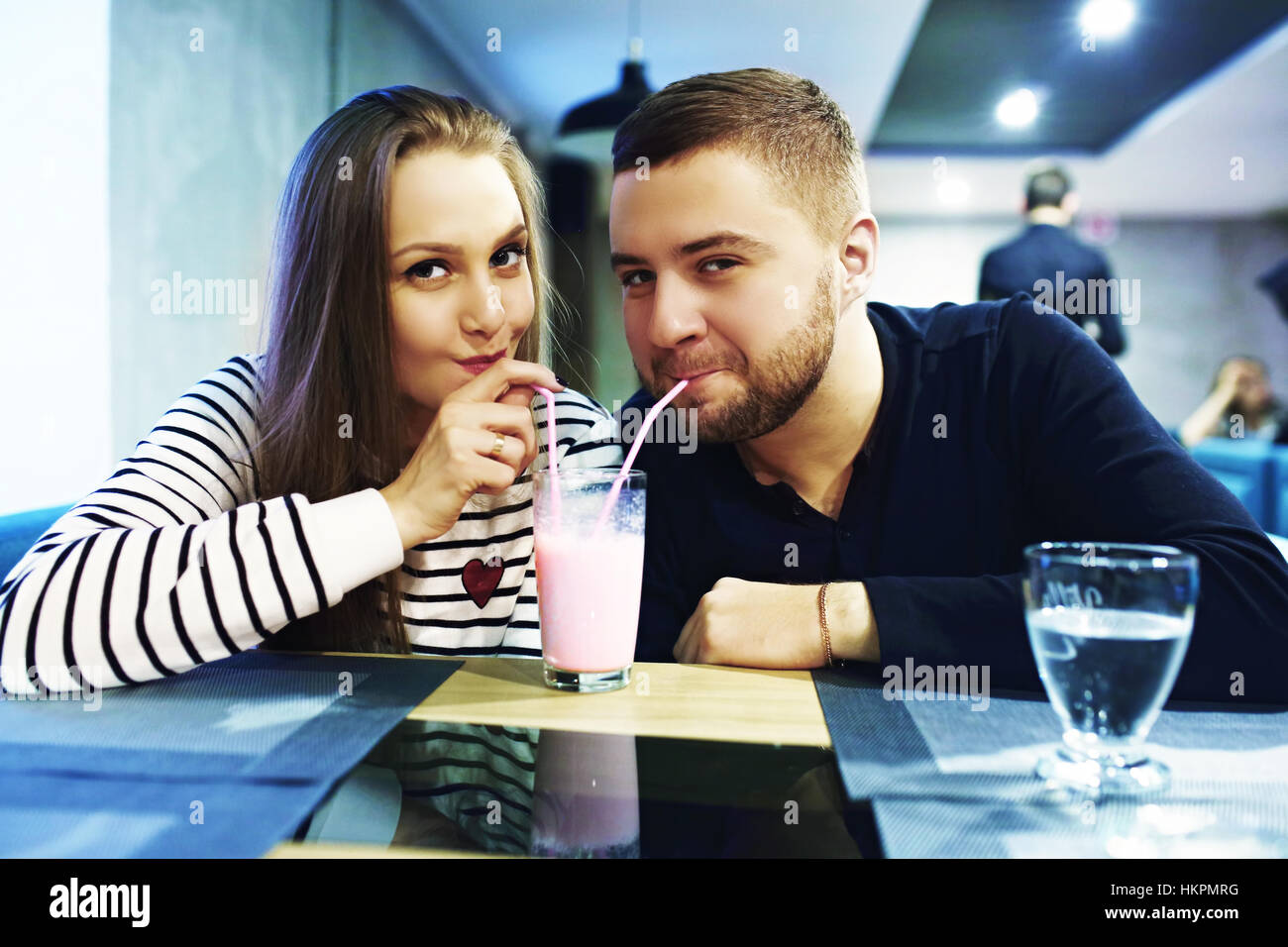 Due persone in cafe godendo il tempo spesa con l'altra. Tonica. Messa a fuoco selettiva. Foto Stock