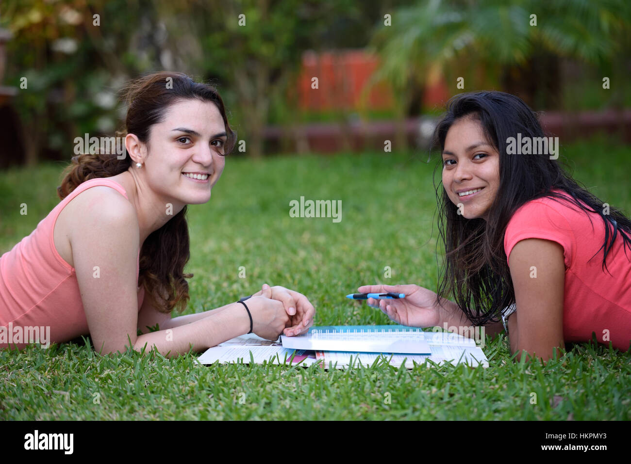Gli studenti latino ragazze lezioni di apprendimento in estate park Foto Stock
