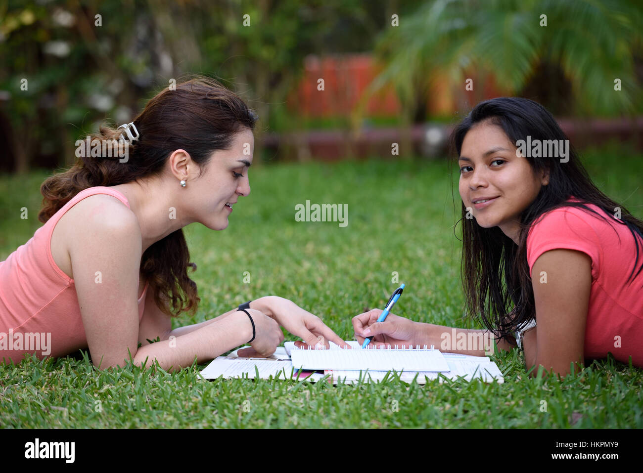 Due ragazza latino studiare al di fuori nel parco verde Foto Stock