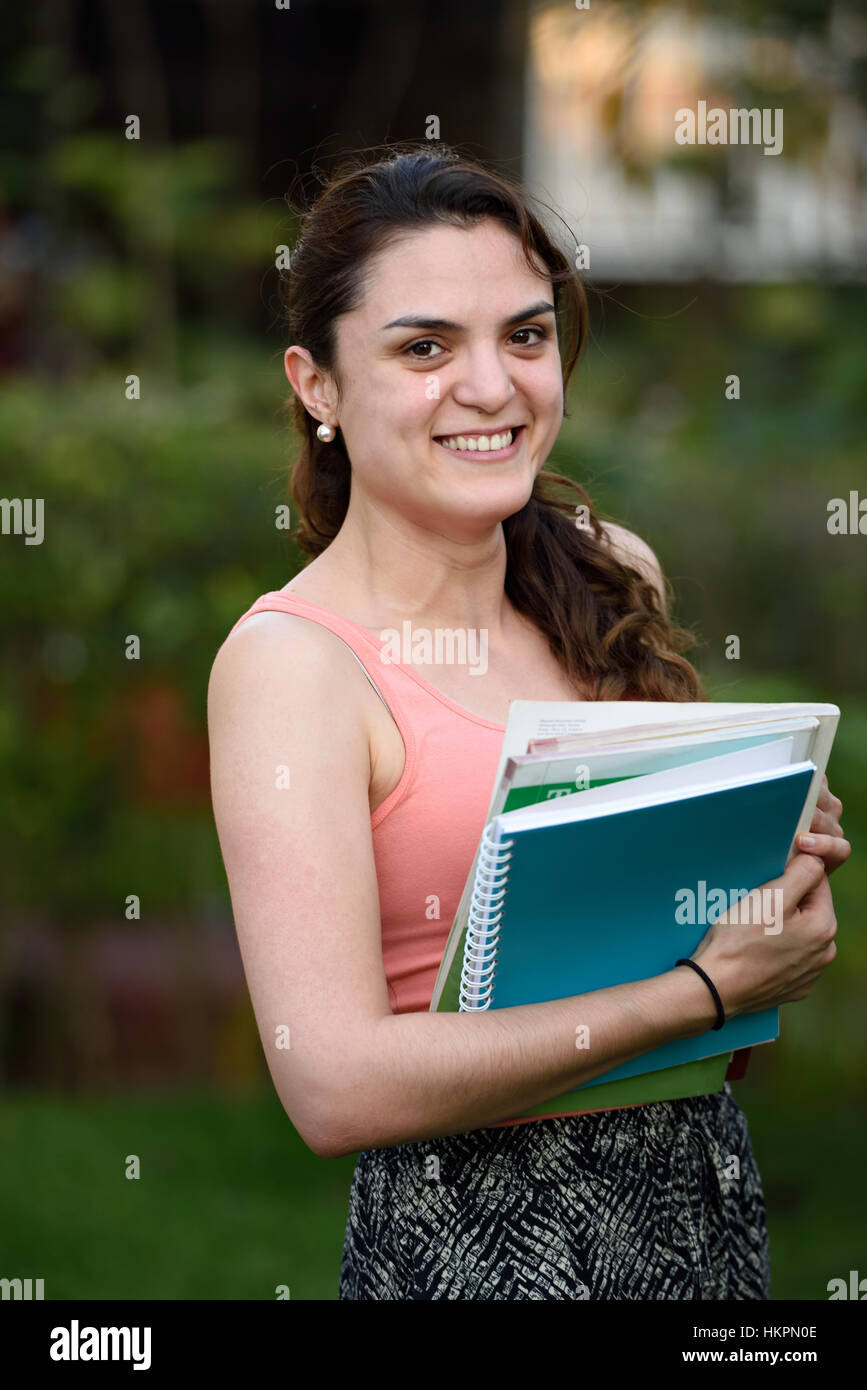 Happy latino una studentessa con i notebook in parco verde Foto Stock