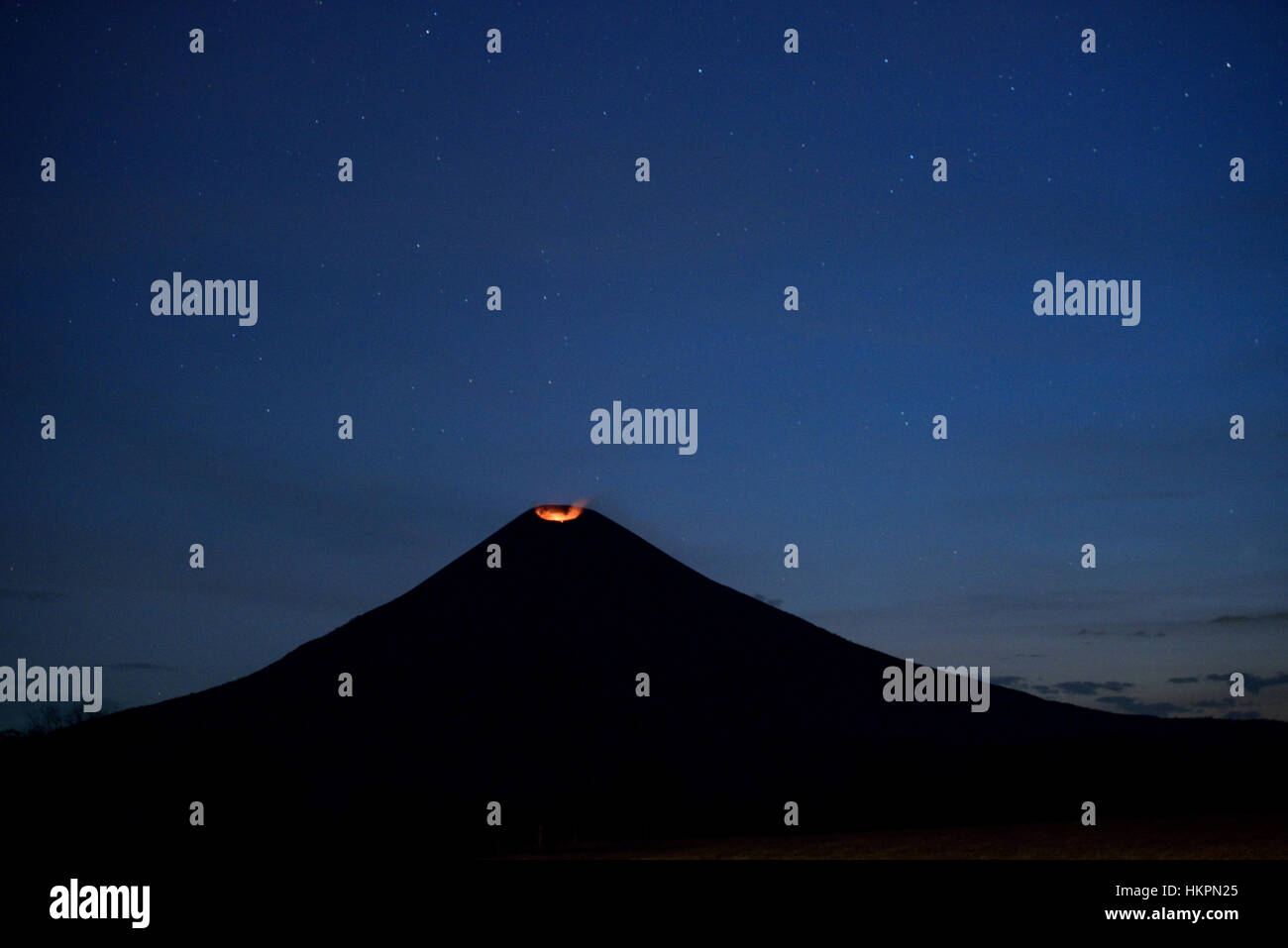 Il cratere del vulcano di notte con spazio nel cielo Foto Stock
