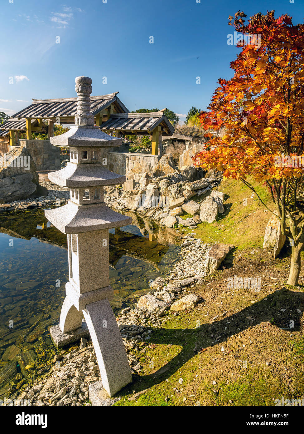 Tipico giardino di roccia Giapponese con piccolo santuario Foto Stock