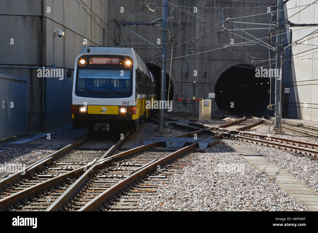 Un treno emerge dalla metropolitana tubi a Mockingbird Station su Dallas Area Rapid Transit, o DART, sistema. Foto Stock