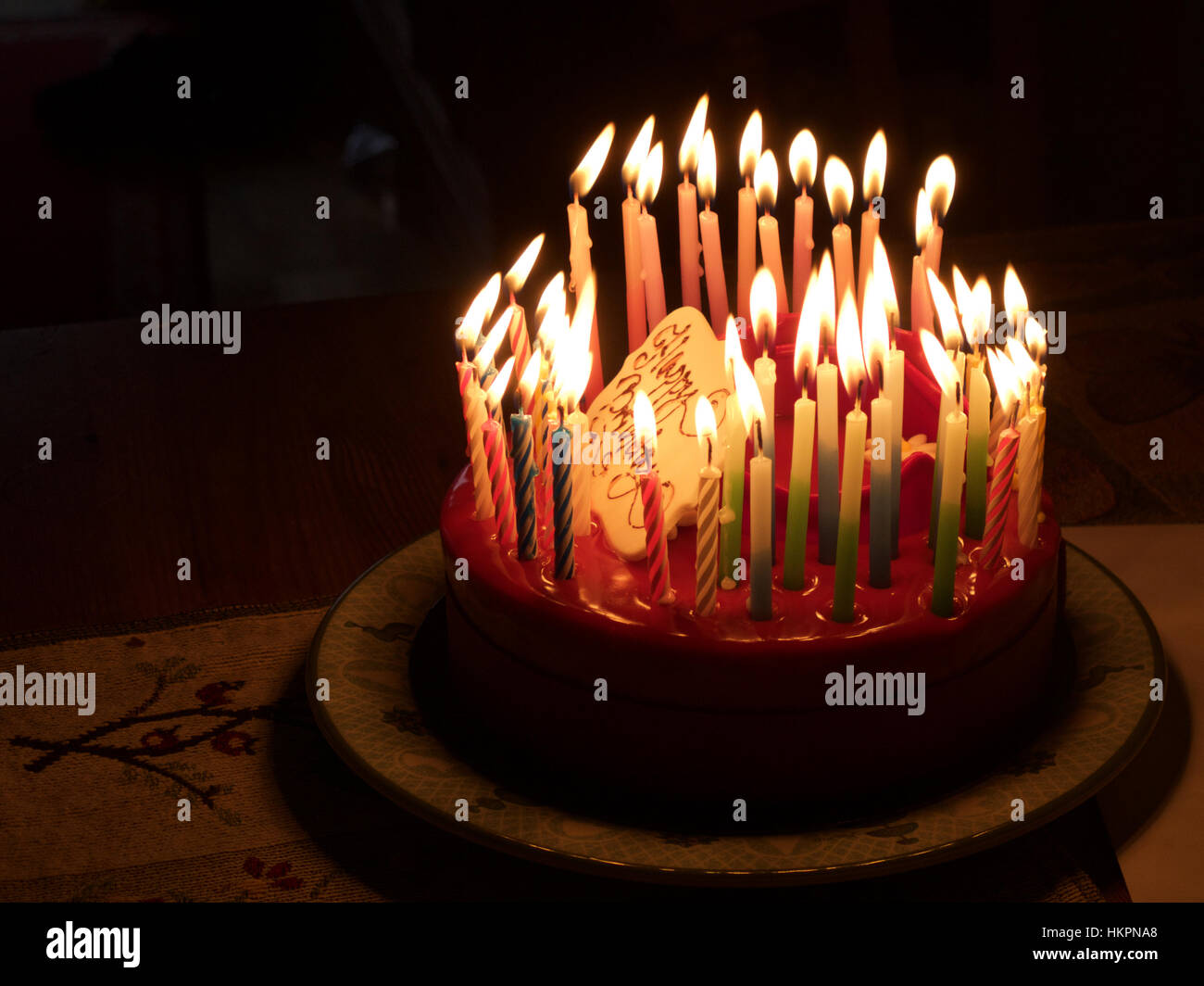 torta di compleanno con candeline