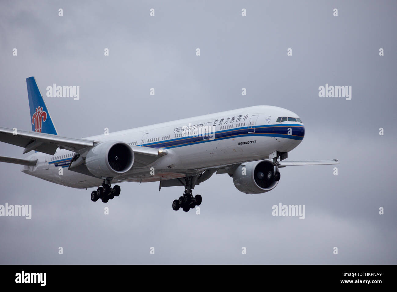 China Eastern Airlines Boeing 777 in atterraggio a Toronto Pearson Aeroporto sulla pista 23R Foto Stock