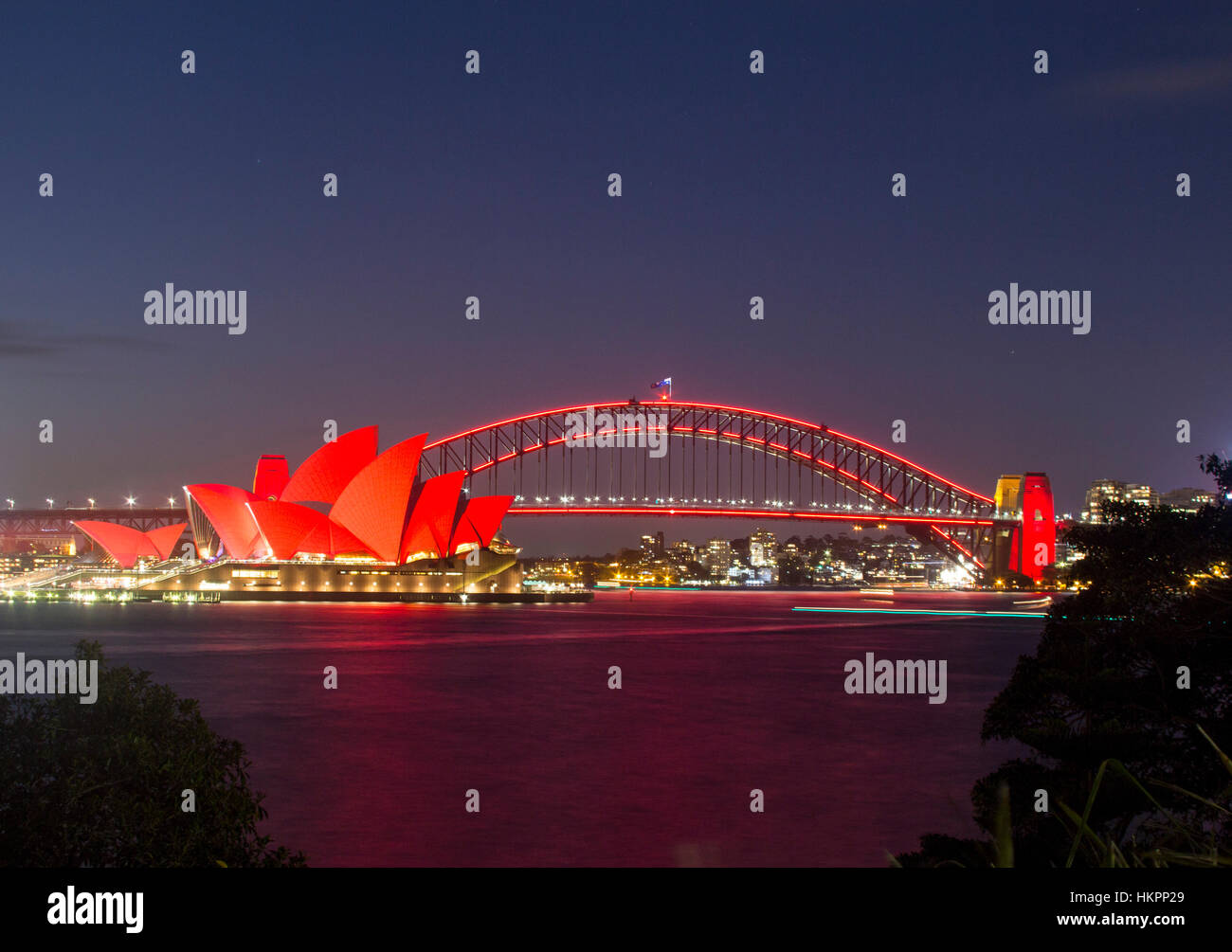 Capodanno cinese a Sydney con la Opera House e Harbour Bridge illuminato in rosso per segnare l'occasione Sydney NSW Australia Foto Stock