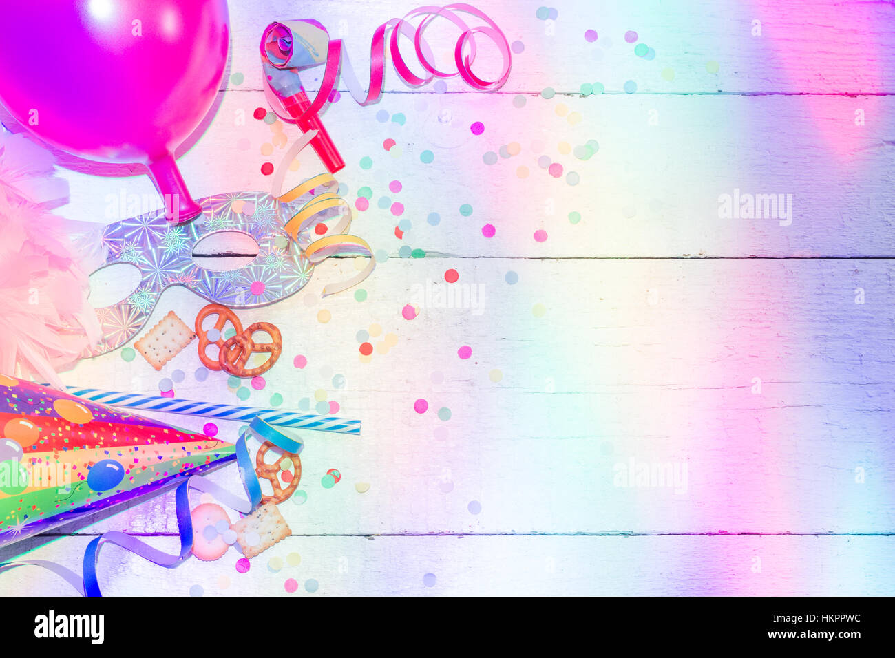 Immagini Stock - Compleanno Colorato O Sfondo Di Carnevale Con Articoli Per  Feste. Concetto Di Festività. Image 93242307