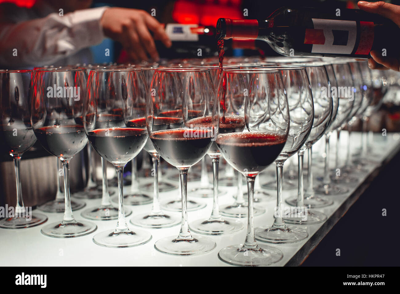 Lotto di bicchieri di vino rosso di close-up Foto Stock