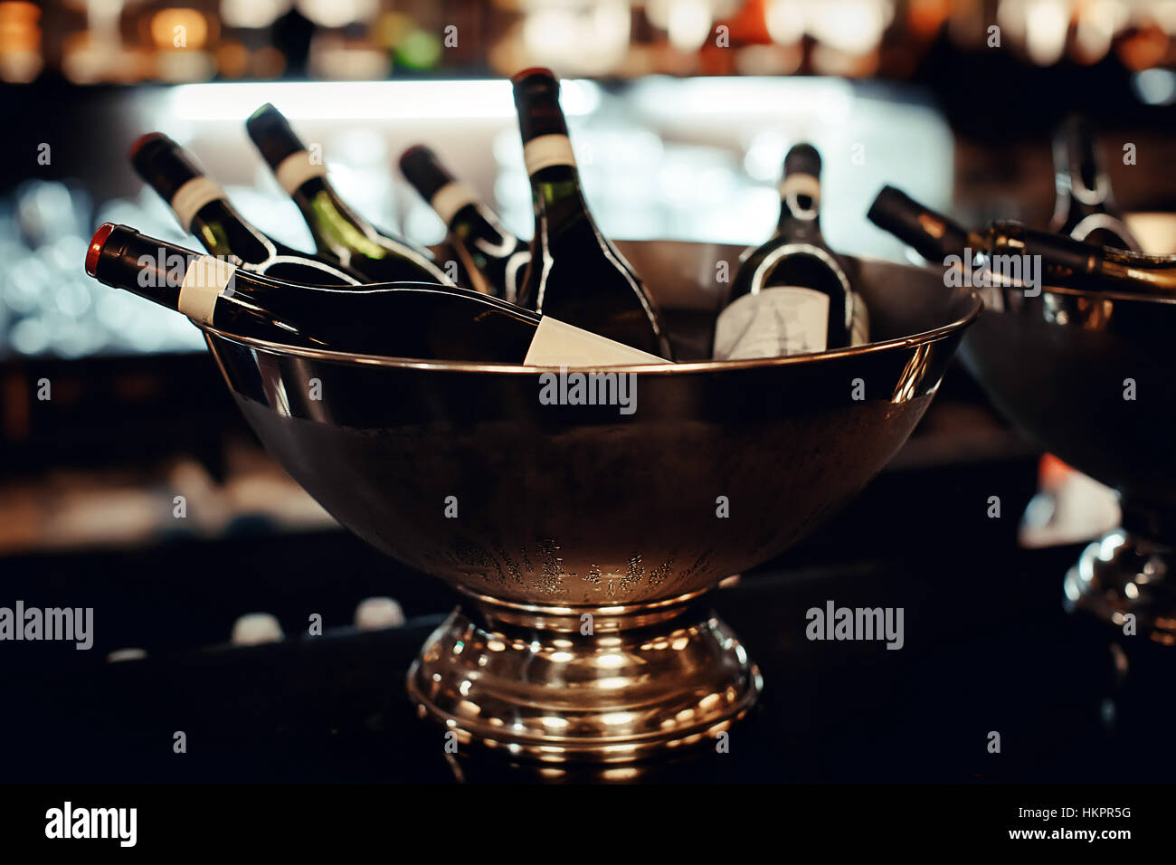 Molte bottiglie di vino nel recipiente metallico close-up Foto Stock