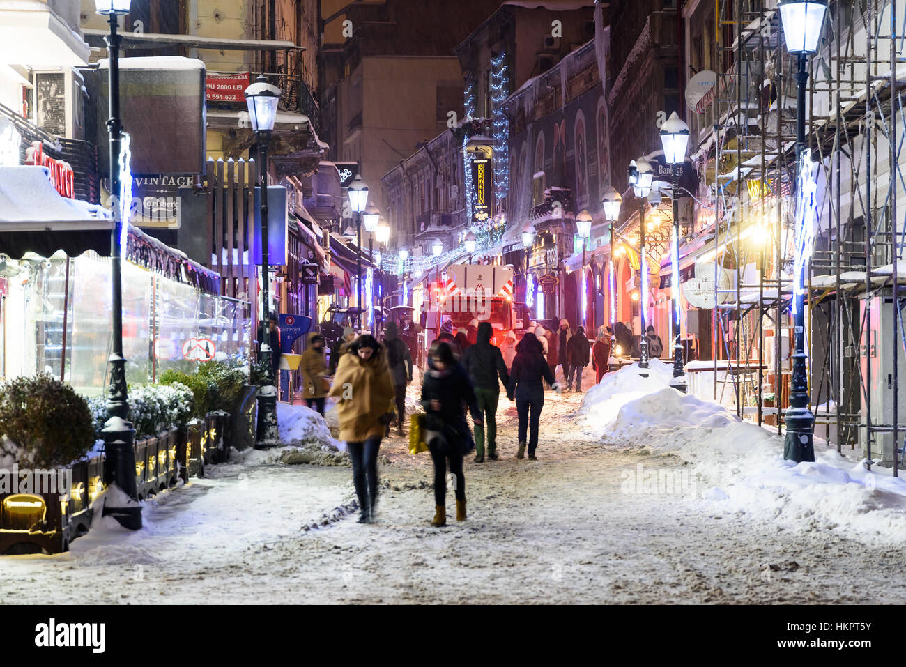 Bucarest, Romania - 08 gennaio 2017: Downtown Bucharest City di notte durante la tormenta forte tempesta di neve. Foto Stock