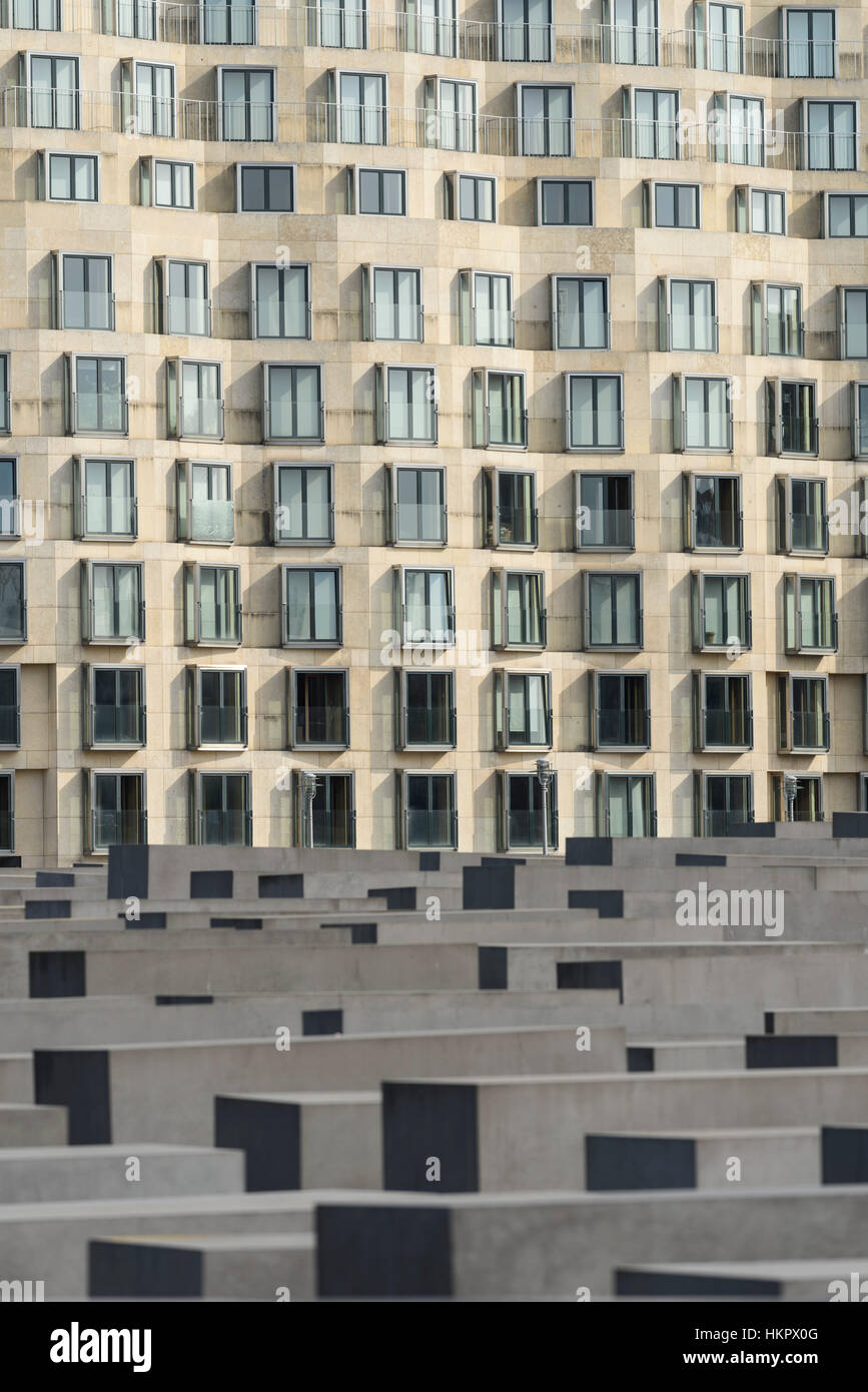 Berlino. Germania. Il Behrenstraße facciata di DZ Bank Building e il memoriale della assassinato ebrei d'Europa. Foto Stock