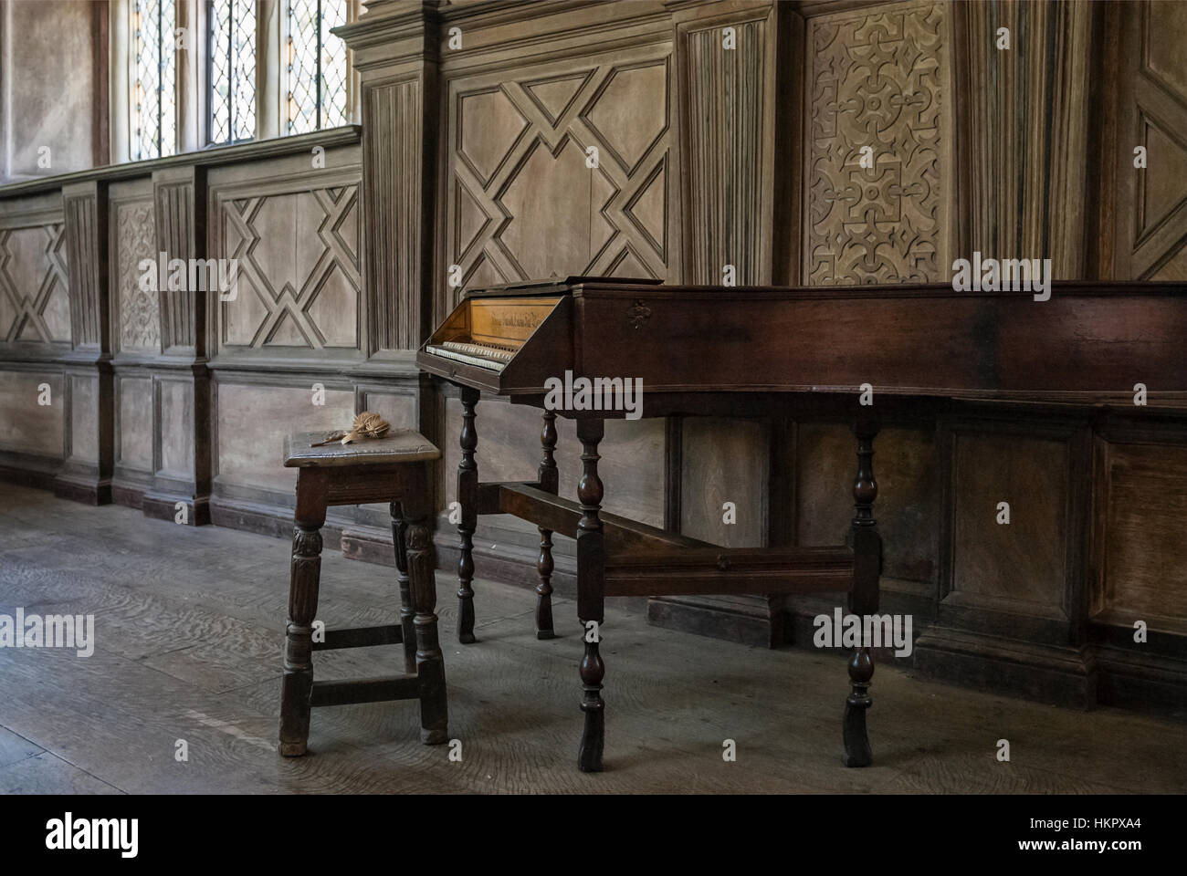 Antico cembalo all'interno del Norman Castle Haddon Hall, Bakewell, Derbyshire, Inghilterra Foto Stock
