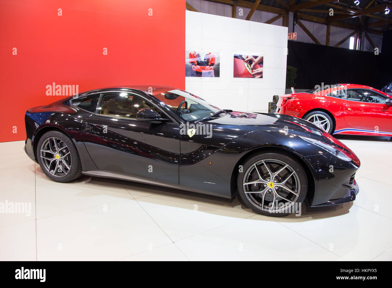Bruxelles - Jan 12, 2016: Ferrari F12 la berlinetta sul display a Bruxelles Motor Show. Foto Stock