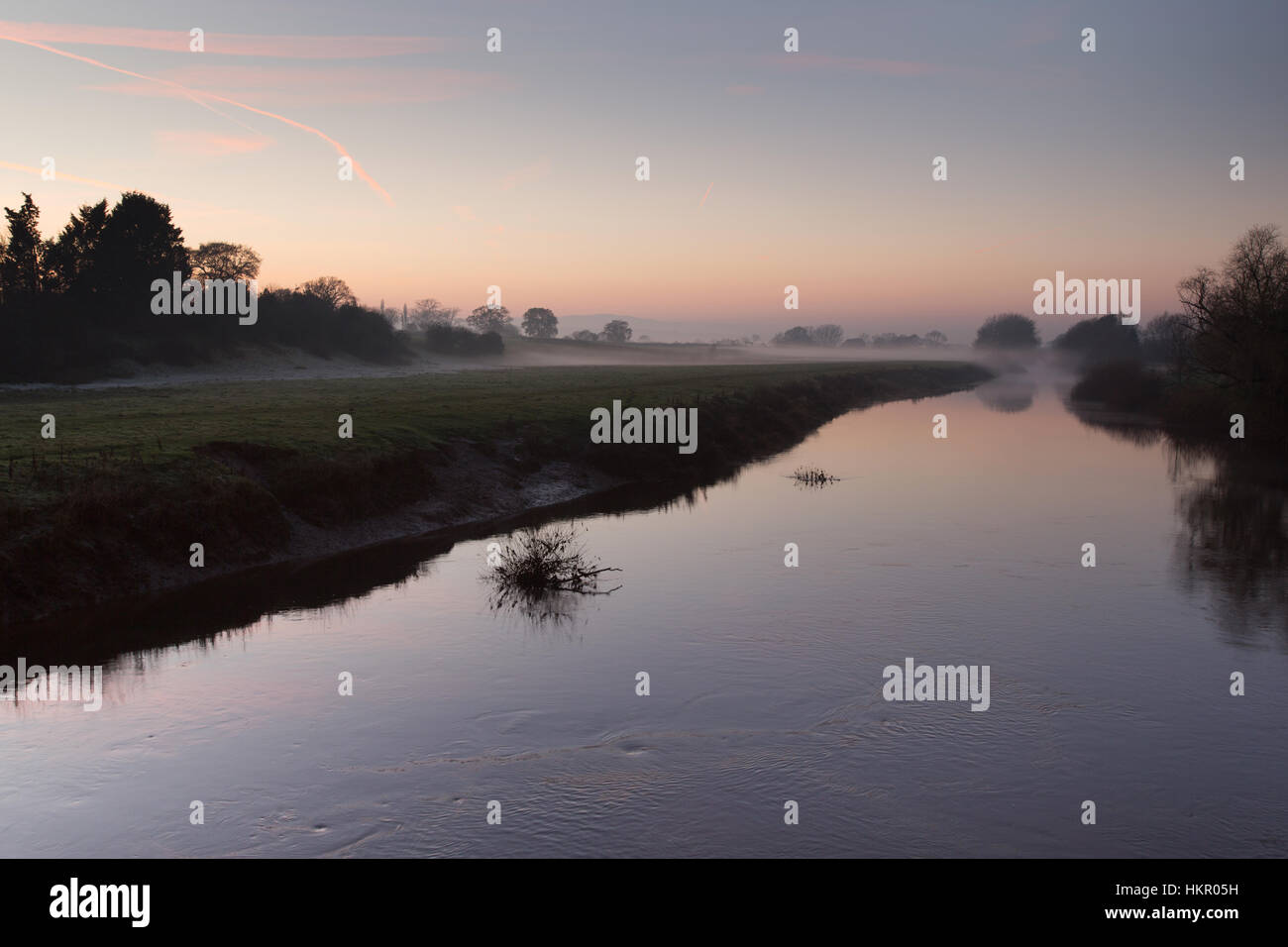 Fiume Dee, Inghilterra Galles confine. Il pittoresco misty vista al tramonto del fiume Dee. Foto Stock