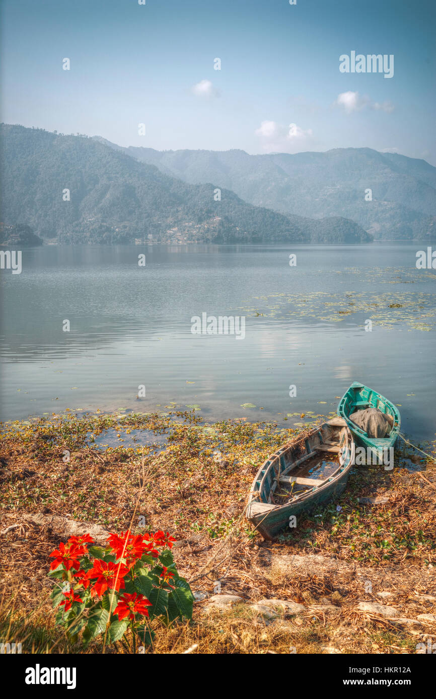 Lago Phewa - è il secondo lago più grande in Nepal si trova nella valle di Pokhara vicino alla città e la montagna Sarangkot. Foto Stock
