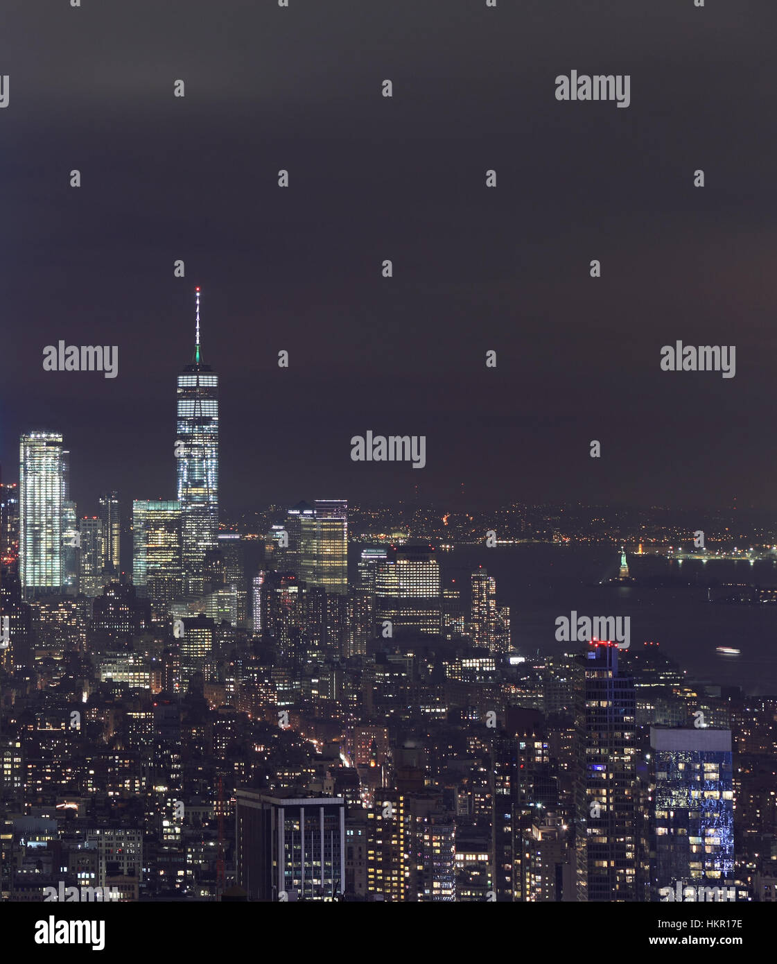 New York City vista guardando verso il basso la Hudson tutto il modo per la Statua della Libertà Foto Stock