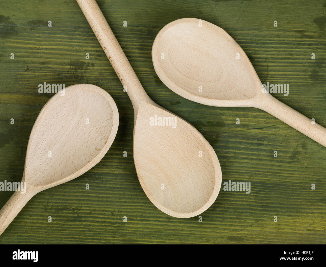 Cucina in legno cucchiai di miscelazione di tutti gli utensili da cucina Foto Stock