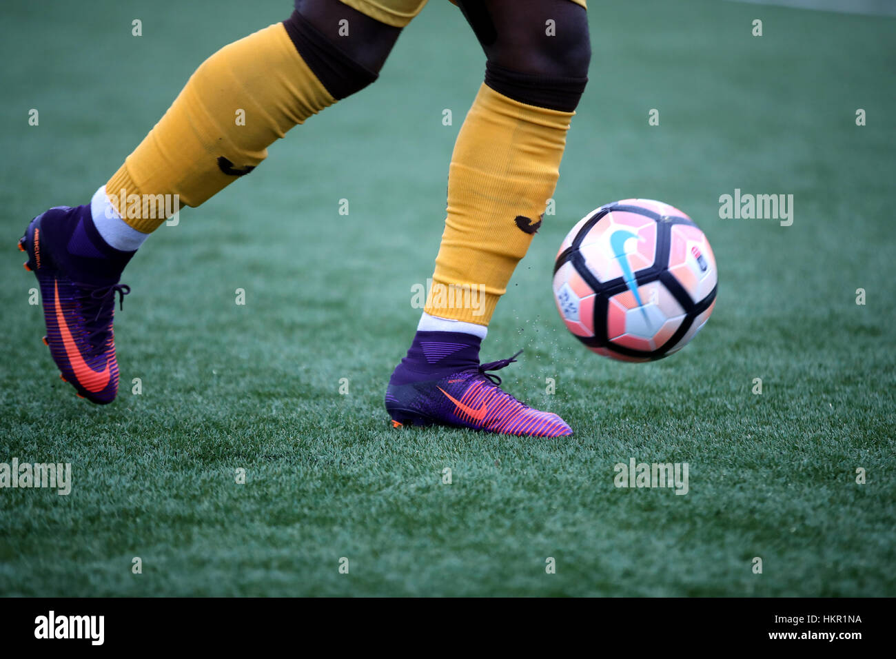 Un giocatore dribble la palla durante la Emirates fa Cup, quarto incontro al Borough Sports Ground, Londra. PREMERE ASSOCIAZIONE foto. Data immagine: Domenica 29 gennaio 2017. Guarda la storia della PA SUTTON. Il credito fotografico dovrebbe essere: Nick Potts/PA Wire. RESTRIZIONI: Nessun utilizzo con audio, video, dati, elenchi di apparecchi, logo di club/campionato o servizi "live" non autorizzati. L'uso in-match online è limitato a 75 immagini, senza emulazione video. Nessun utilizzo nelle scommesse, nei giochi o nelle pubblicazioni di singoli club/campionati/giocatori. Foto Stock