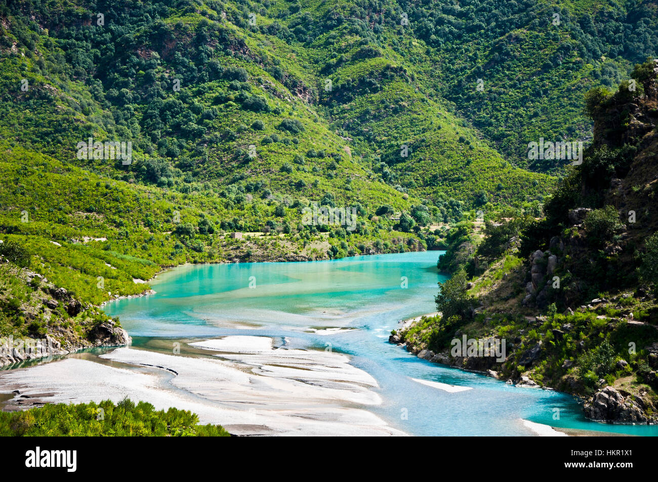 Acqua verde lago circondato da montagne verdi Foto Stock