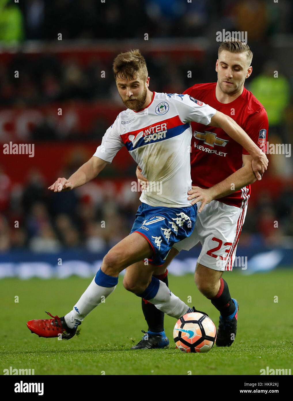 Wigan Athletic Michael Jacobs (sinistra) e il Manchester United Luca Shaw battaglia per la sfera durante la Emirates FA Cup, quarto round corrispondono a Old Trafford, Manchester. Foto Stock