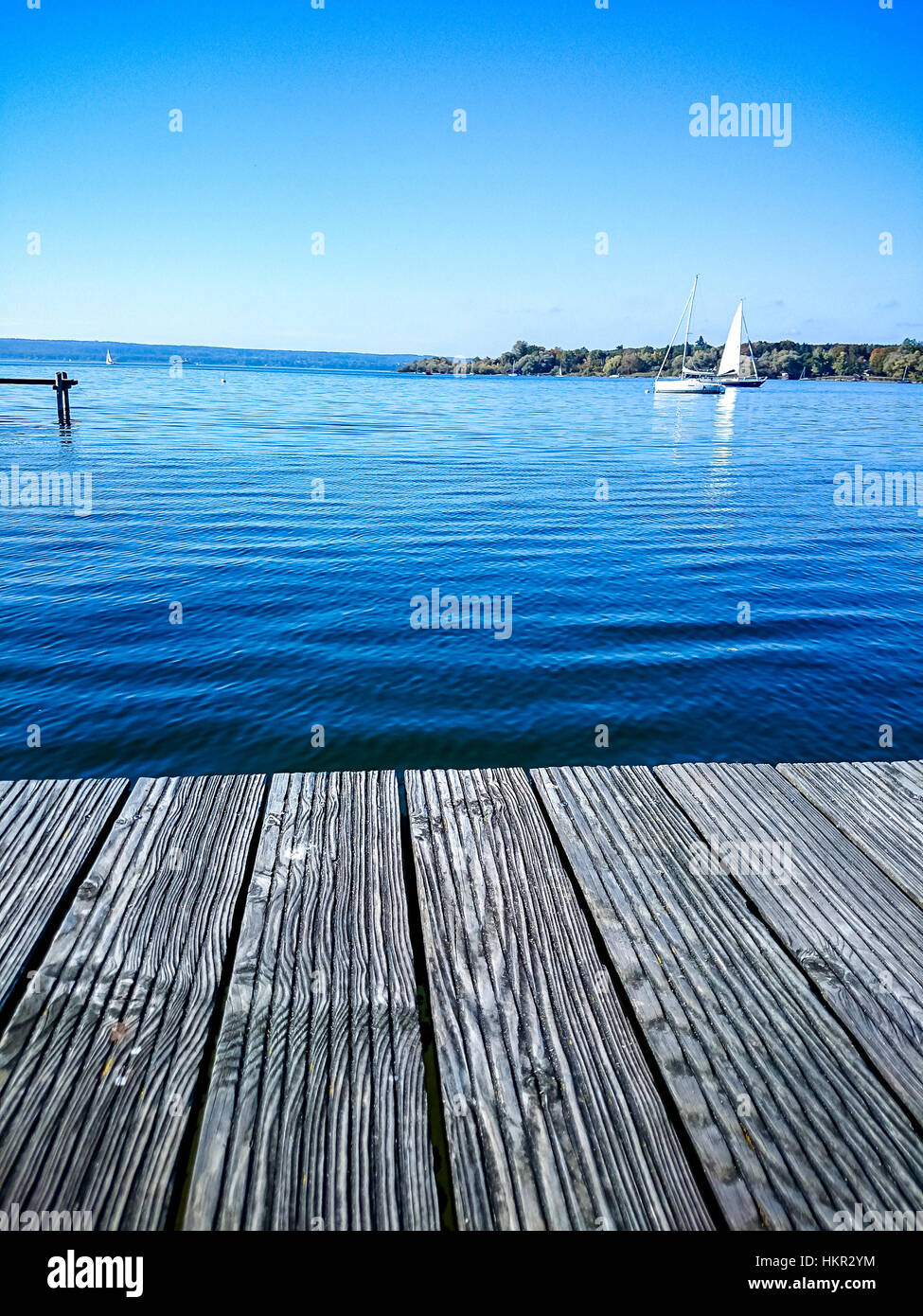 Acqua di legno molo al lago come sfondo Foto Stock