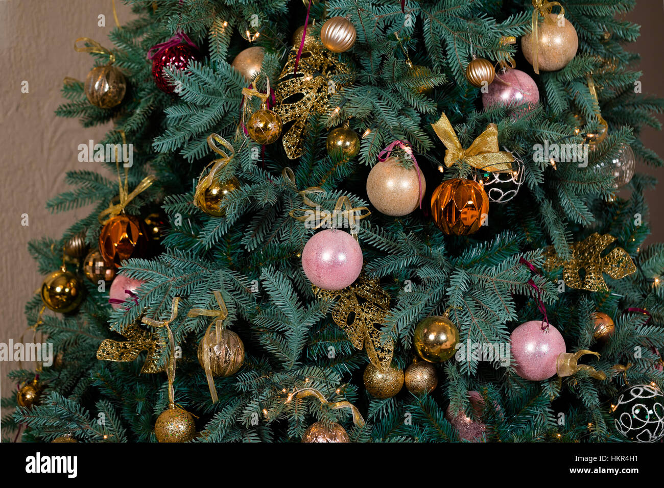 Decorazione su faux albero di Natale closeup Foto Stock