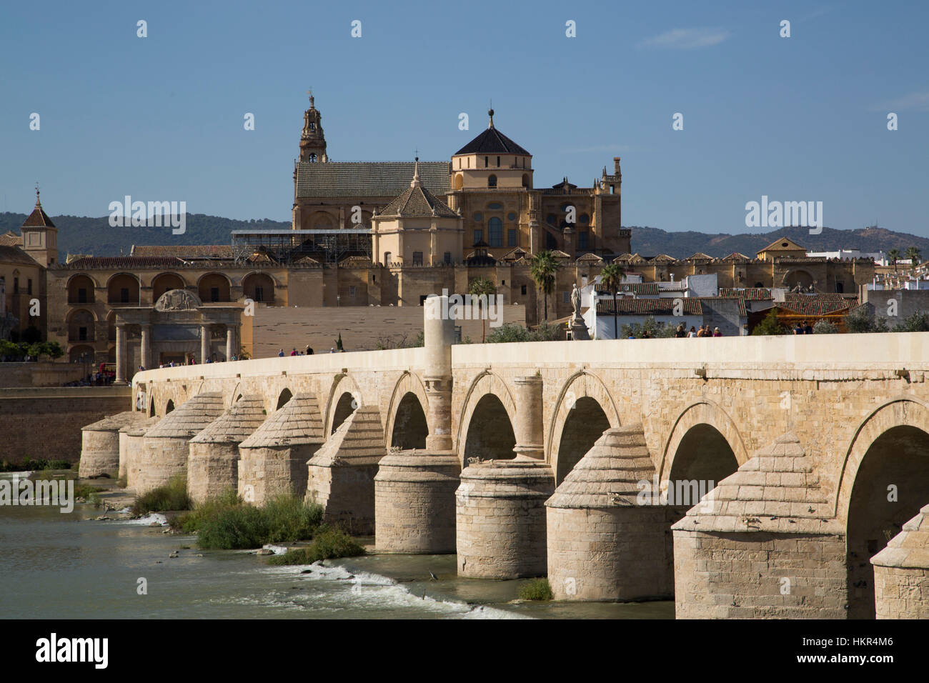 Ponte romano (in primo piano), la grande moschea (Mosquita) e Cattedrale di Cordoba (fondo), il Sito Patrimonio Mondiale dell'UNESCO, Cordoba, Spagna Foto Stock