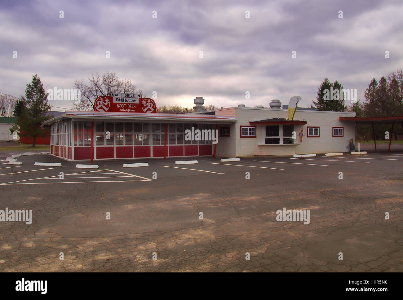 Waterloo, New York, Stati Uniti d'America. Il 11 gennaio 2017. Mac' Drive Inn , un vecchio burger ristorante , chiuso per la stagione invernale Foto Stock
