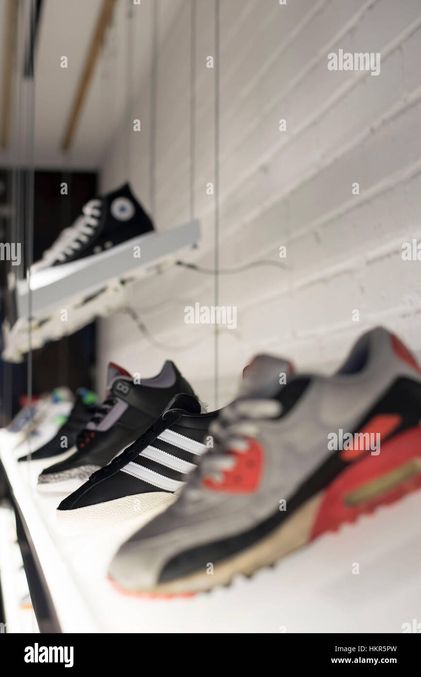 Londra, Regno Unito. 29 gen, 2017. Il più grande sneaker di tutti i tempi, mostra a Haggerston Archivista della galleria. La mostra è creata nella ricerca e nella celebrazione dei 25 più importanti e iconico sneakers di tutti i tempi, come votato da un sondaggio internazionale del pubblico in generale e agli esperti del settore. Credito: Alberto Pezzali/Pacific Press/Alamy Live News Foto Stock