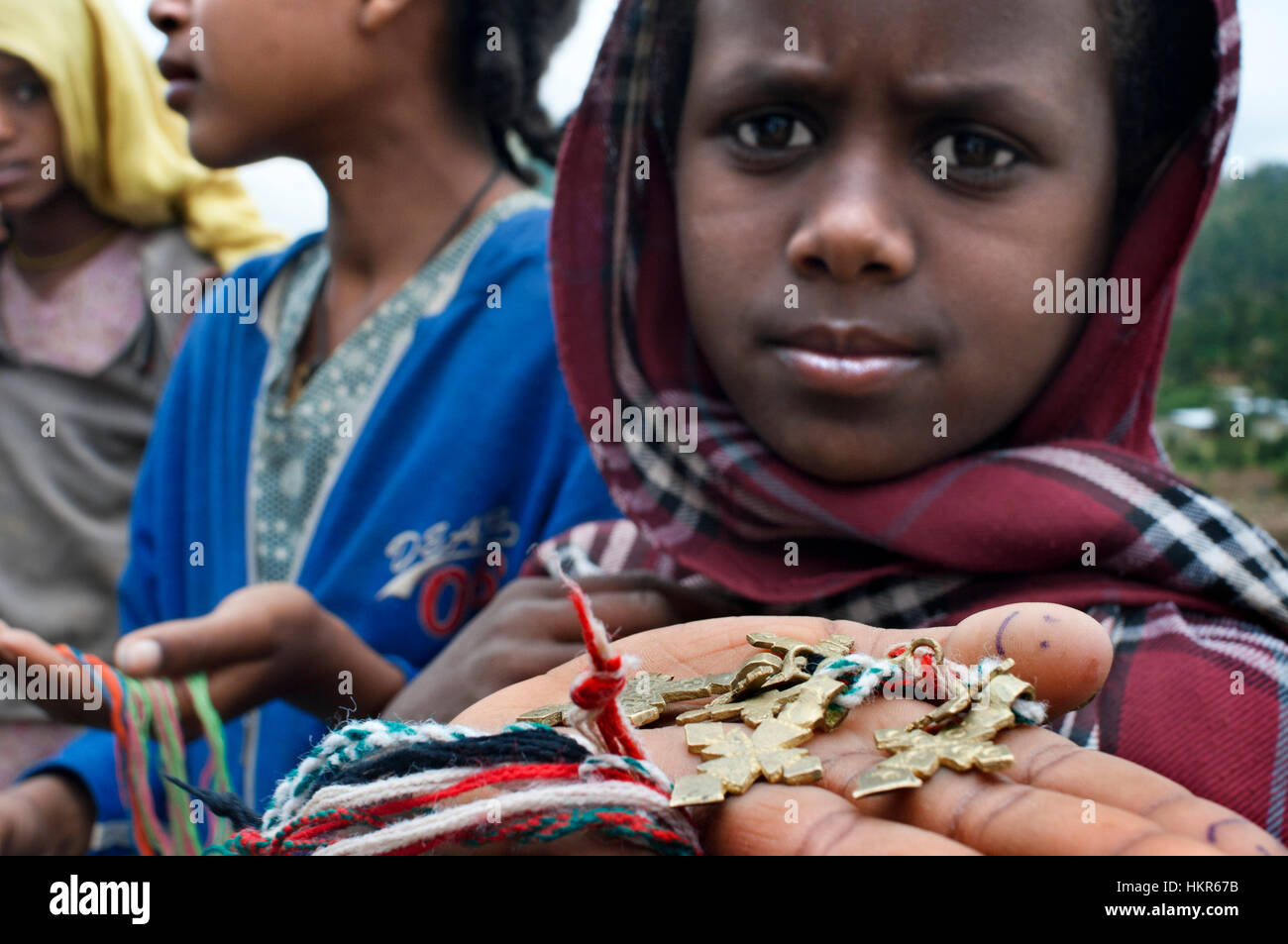 Santa Maria di Zion Church, Aksum, Etiopia. I bambini vendono souvenir alle porte di Santa Maria di Sion Chiesa di Axum. Il più sacro santuario in Etiopia è Foto Stock