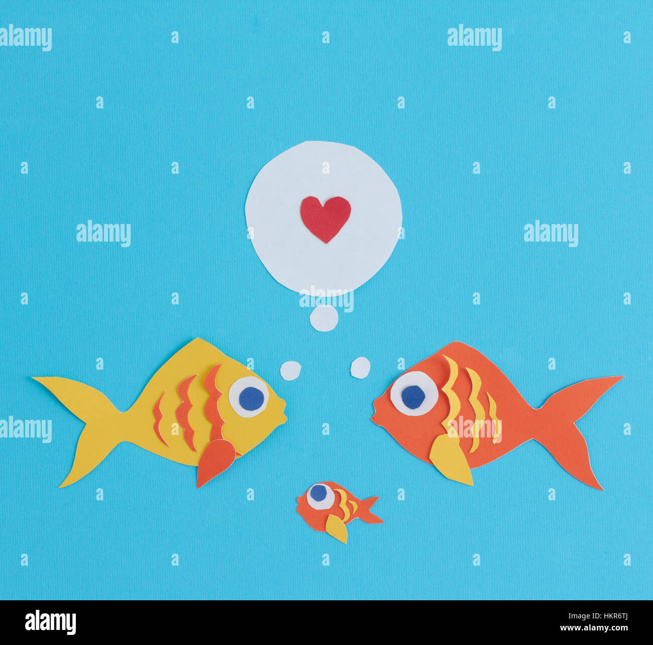 Un arancio e giallo pesci di carta giovane condividere sentimenti di amore  verso i giovani o pesce per bambini al di sotto di esse Foto stock - Alamy