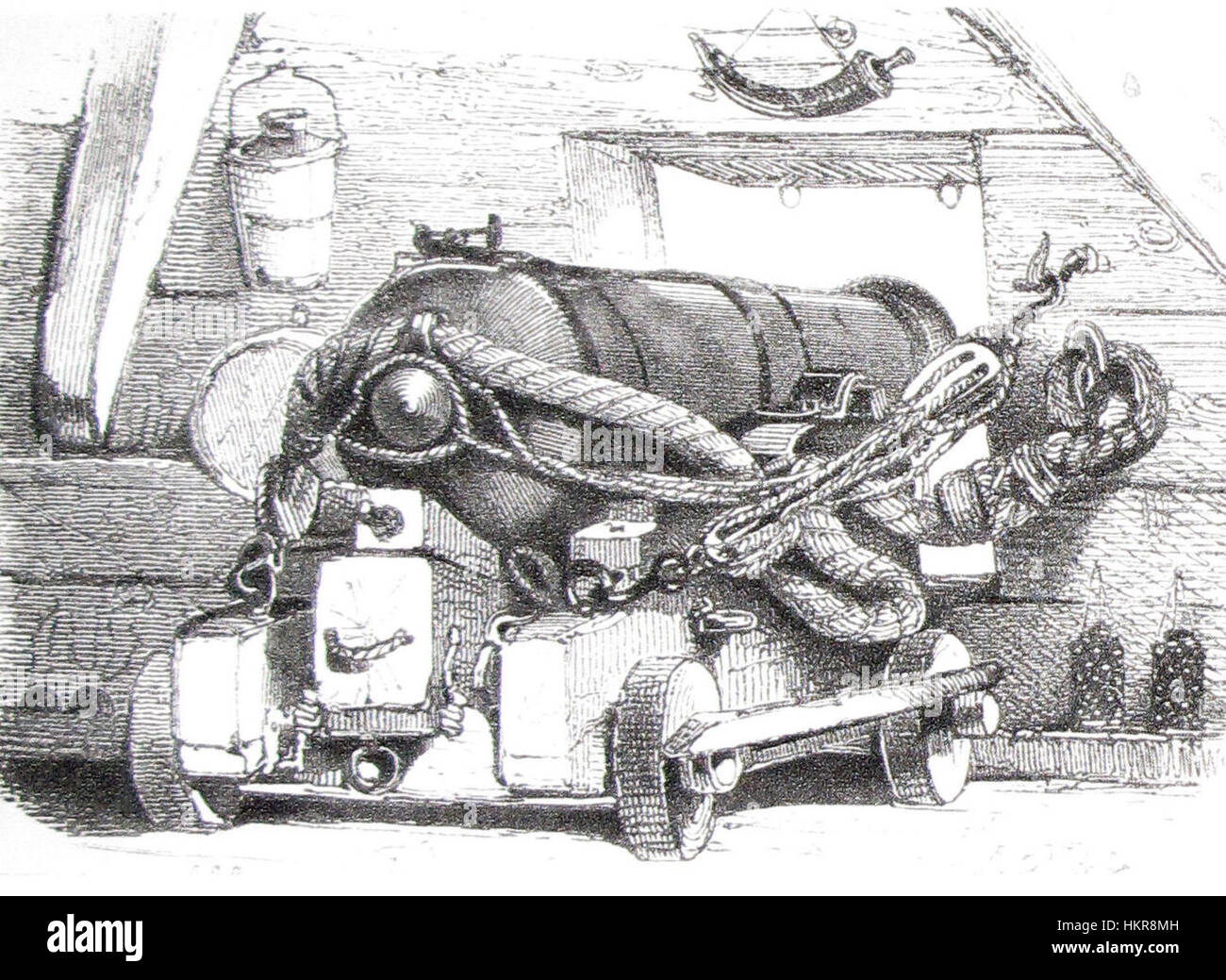 L'opera d'arte intitolata "Canon en batterie au poste de rade-Morel Fatio-img 3163" raffigura una scena navale storica, che mostra una batteria di cannoni posizionata in un posto militare durante un conflitto passato. Foto Stock