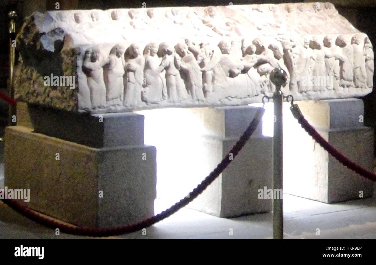 Questa opera raffigura la tomba di Blanca di Navarra e Castiglia, illustrando il suo luogo di sepoltura reale con dettagli ornati. La tomba rappresenta la famiglia reale spagnola medievale e il loro significato culturale. Foto Stock